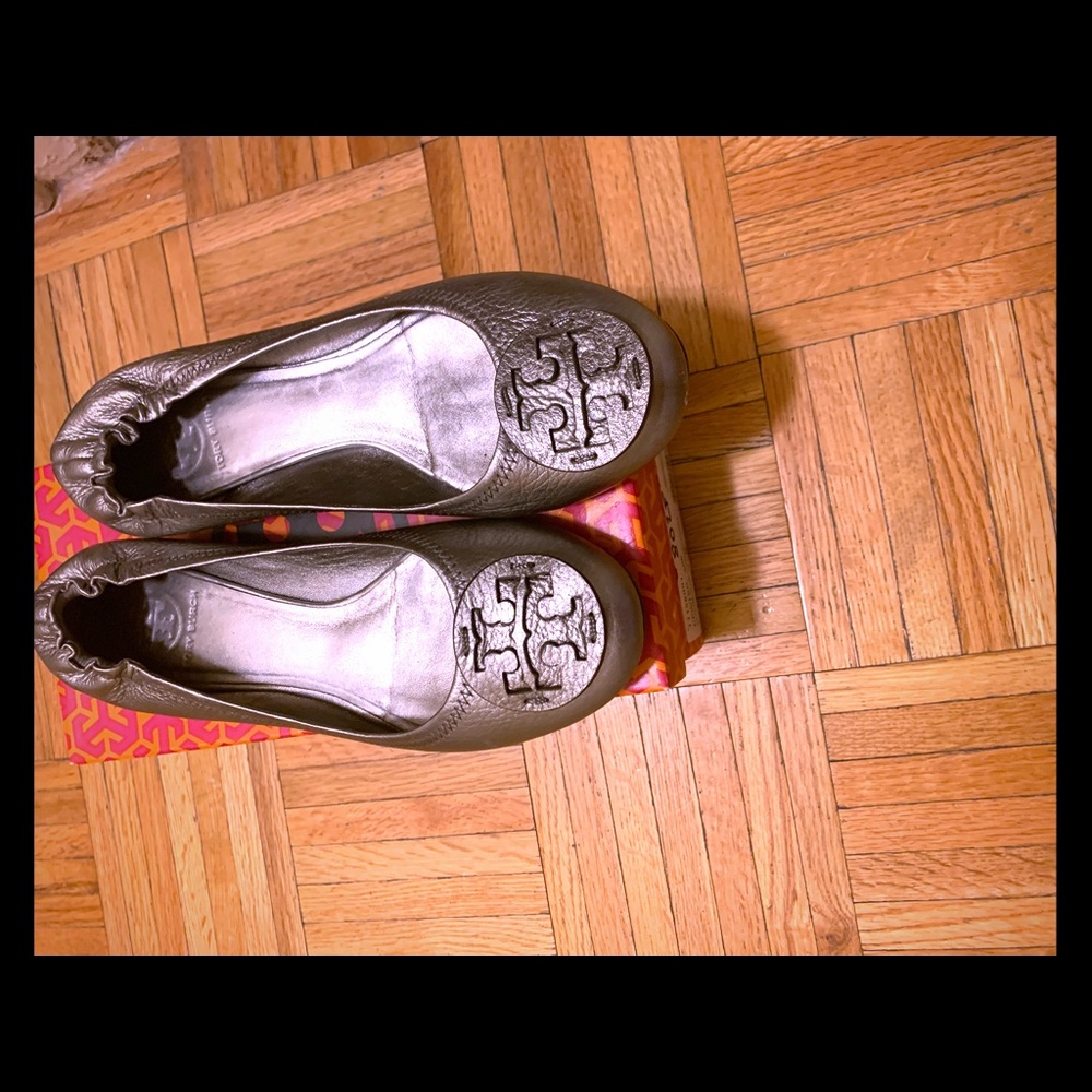 Tory Burch Reva Silver Metalic Tumbled Leather